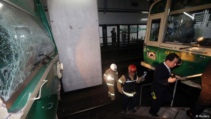 Các nhân viên điều tra Hàn Quốc tại hiện trường vụ tai nạn (Ảnh Reuters)